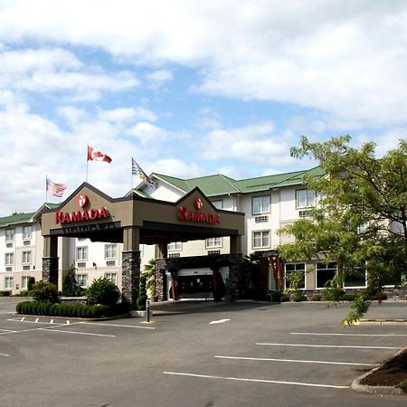 Отель Ramada By Wyndham Surrey/Langley Экстерьер фото