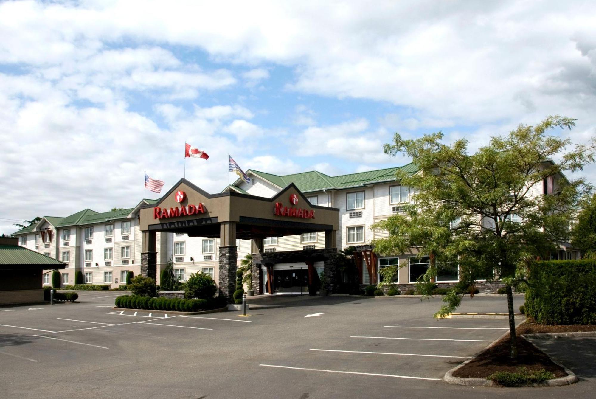 Отель Ramada By Wyndham Surrey/Langley Экстерьер фото