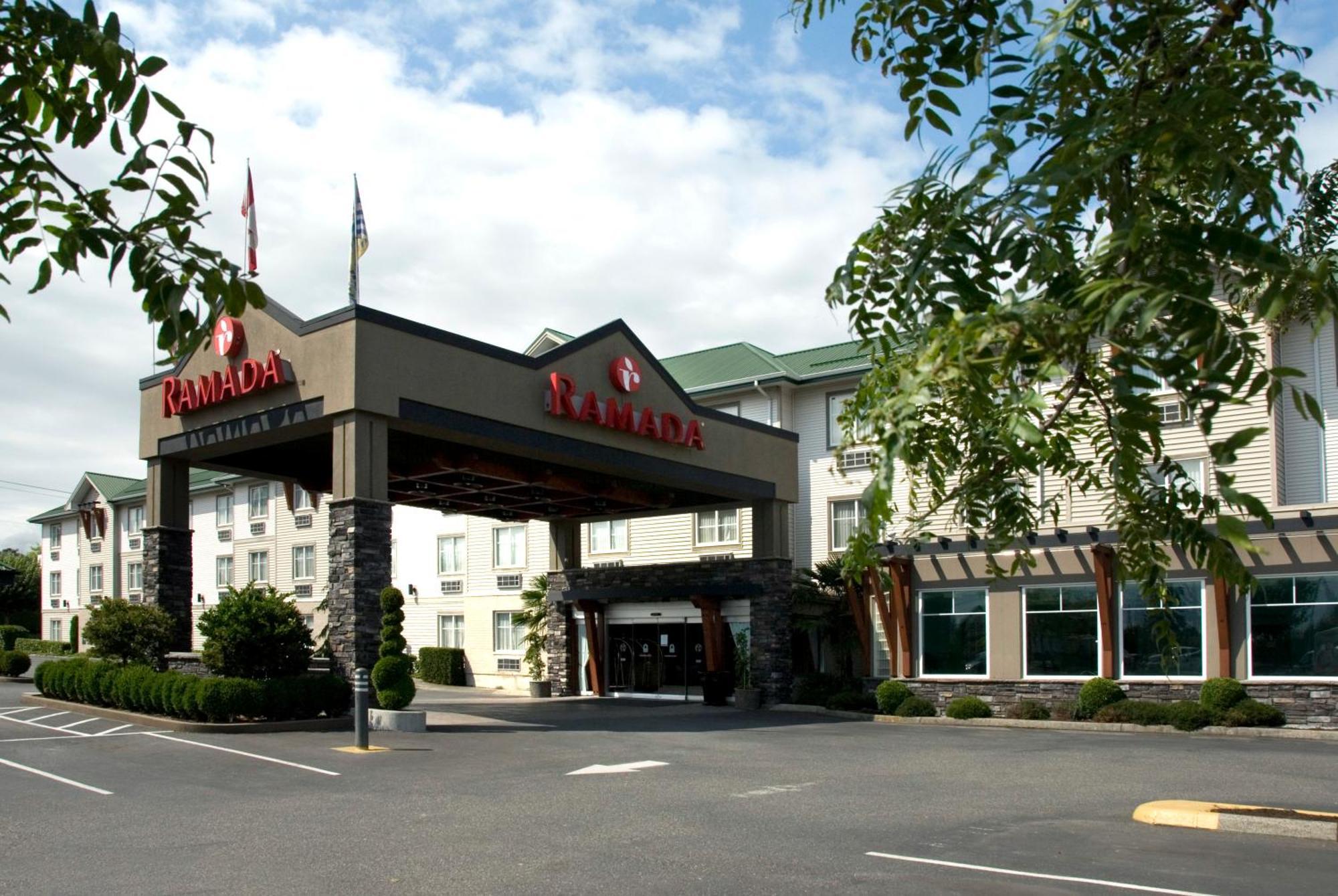 Отель Ramada By Wyndham Surrey/Langley Экстерьер фото