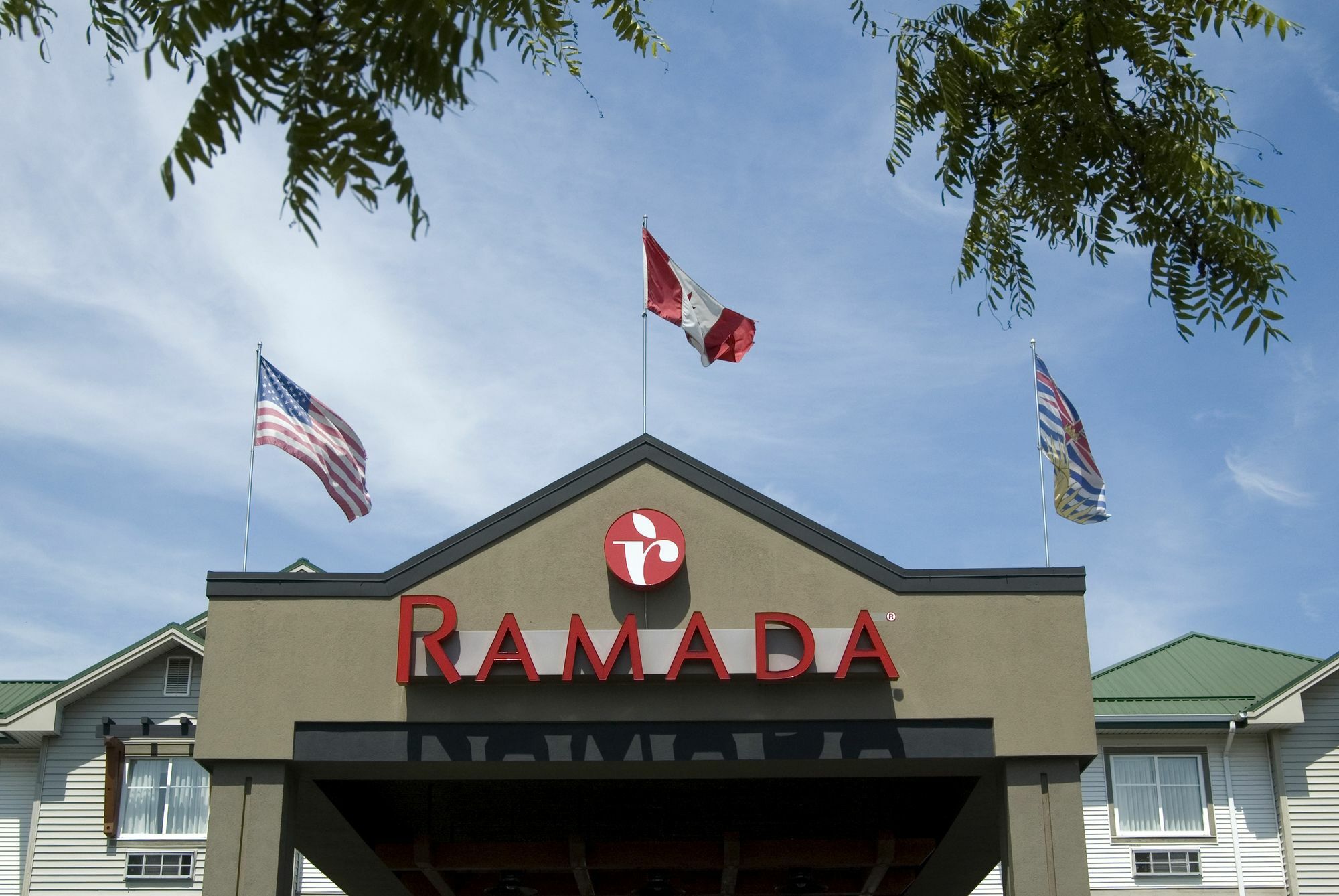 Отель Ramada By Wyndham Surrey/Langley Экстерьер фото